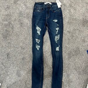 I’m selling these Hollister jeans because they are to small on me